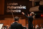 LONDON_PHIL_con_Karina_Canellakis_foto4_de_Mark_Allan.jpg