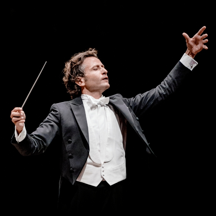 Entrevista exclusiva con Gustavo Gimeno, director titular de la Orquesta Filarmónica de Luxemburgo: una década de música e historias